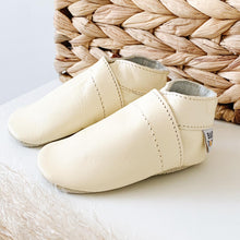 Afbeelding in Gallery-weergave laden, Baby slofje (creme)