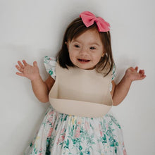 Afbeelding in Gallery-weergave laden, Silicone bib Mushie
