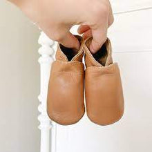 Afbeelding in Gallery-weergave laden, Baby slofje (Cognac)
