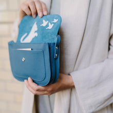 Afbeelding in Gallery-weergave laden, Cat chase bag faded blue

