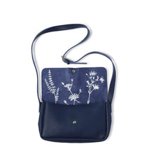 Afbeelding in Gallery-weergave laden, Picking flowers bag ink blue
